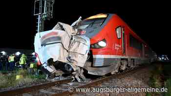 Kleintransporter von Zug erfasst: Mann wird schwer verletzt