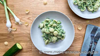Diesen grünen Nudelsalat willst du auf der Stelle auffuttern.