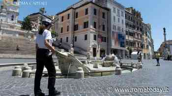 Turista immerge i piedi nella fontana di piazza di Spagna, 500 euro euro di multa