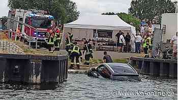Video: Mann will Segelboot auf Usedom verladen – Auto rutscht ins Hafenbecken