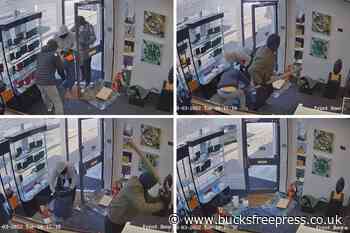 Shocking moment three armed men break into Beaconsfield jewellery store - Bucks Free Press