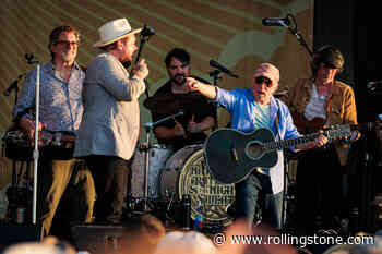 Watch Paul Simon Surprise Newport Folk Festival During Tribute Set