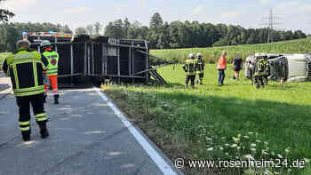 Auto kommt mit Anhänger ins Schleudern: Wohl drei Personen im Krankenhaus