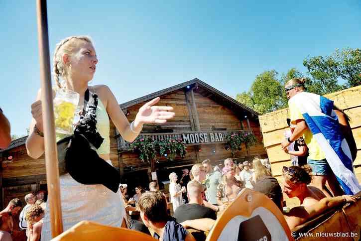 Een bezoekje aan de Moose Bar op Tomorrowland: “We begrijpen geen jota van de teksten, maar de sfeer is ongezien”