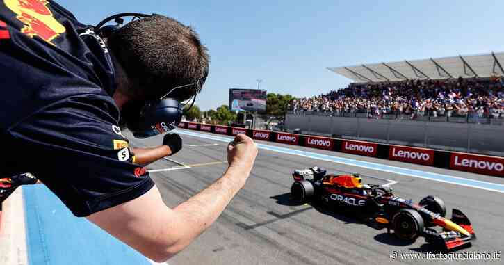 F1, Verstappen vince il Gp di Francia davanti alle due Mercedes dopo l’uscita di scena di Leclerc. Sainz (partito 19esimo) arriva quinto