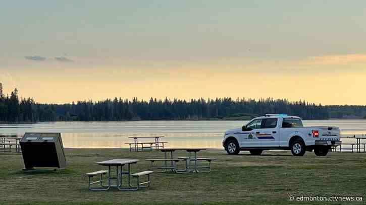 Emergency crews search for missing paddleboarder at Astotin Lake, Elk Island
