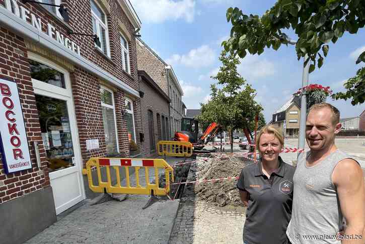 Kurkdroog, maar in deze streek springen de waterleidingen: water spuit uit de muur, plots overal lekken, schade en hinder