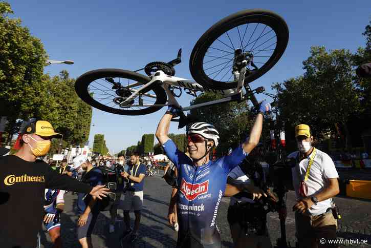 Jasper Philipsen boekt mooiste zege uit carrière en wint massaspurt op Champs-Élysées
