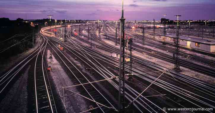 UK Buckling, Passengers Forced to Walk the Rails After Heat Disables Train