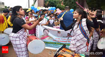 Odisha: Students in Droupadi Murmu’s alma mater switch to Santhal outfits to celebrate her victory - Times of India