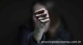 Mulher que derrubou parede e janela de delegacia com socos em Brusque tem pena mantida - O Município Blumenau