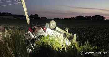 Automobilist belandt ondersteboven tegen elektriciteitspaal met bestelwagen - Het Laatste Nieuws