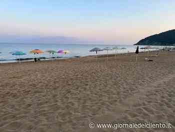 Liberata la spiaggia di Castellabate, sequestrati ombrelloni lasciati anche durante la notte - Giornale del Cilento