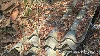 Castellabate, amianto e rifiuti vari abbandonati in strada - SalernoToday