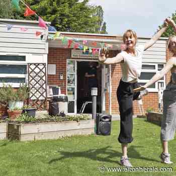 Duets dancing free for public in Farnham meadow | altonherald.com - Alton Herald