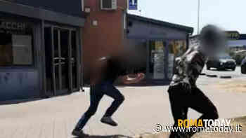 Folle prova ad entrare in un'auto ferma allo stop. Messo in fuga, viene inseguito e fermato dai passanti