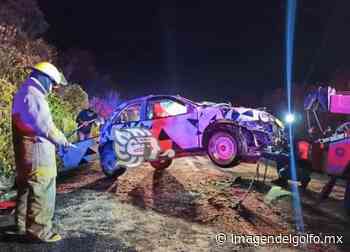 Auto Chevy volcó en el libramiento de Coatepec - Imagen del Golfo
