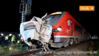 Fahrer umfährt geschlossene Schranke: Zug zerfetzt Kleintransporter