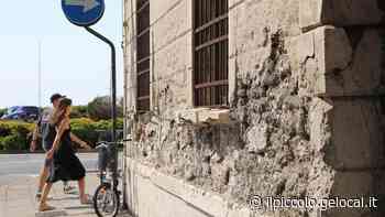 Vuoto e ormai a pezzi: il degrado di palazzo Carciotti a Trieste in attesa della rinascita - Il Piccolo