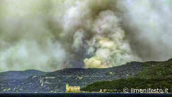 Carso in fiamme, Trieste isolata si raggiunge solo via mare Carso in fiamme, Trieste isolata si raggiunge solo via mare - Il Manifesto