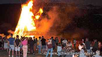 Höhenfeuer in Dobel - Es brennt so schön – unter Aufsicht der Feuerwehr - Schwarzwälder Bote