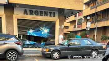 Tagliano serranda della gioielleria, poi distruggono i vetri delle auto in sosta
