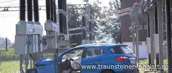 Auto kracht in Wolkersdorf gegen Umspannwerk – Eine Person leicht verletzt - Traunsteiner Tagblatt