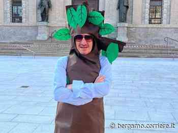 Marco Saita, un influencer vestito da albero: un gesto molto politico - Corriere Bergamo - Corriere della Sera