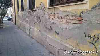 Crotone, l'edificio del Donegani perde pezzi ~ CrotoneOk.it - CrotoneOK.it