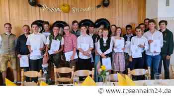 „Jetzt mach ma Feierabend“: Mittelschule Eiselfing verabschiedet erfolgreichen Abschlussjahrgang