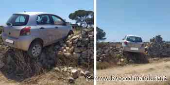 Con l'auto sul muretto a secco, donna alla guida indenne - La Voce di Manduria