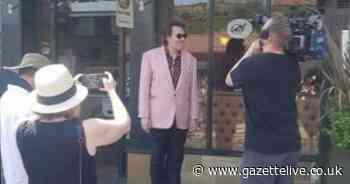TV's Jonathan Ross in Whitby enjoying local beer and posing for pics outside chippy - Teesside Live