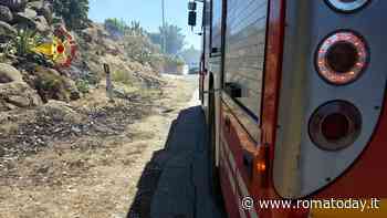 Incendio a Roma sud, paura sulla via Ardeatina. Fiamme sul raccordo, 4 km di coda