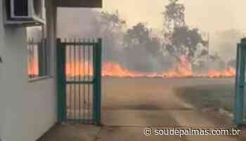 Área verde e campo de futebol da UFT de Miracema são atingidos por incêndio - Sou de Palmas