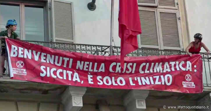 Torino, ambientalisti salgono sul balcone della Regione Piemonte con striscione contro la crisi climatica: 25 denunce – Video
