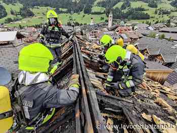 Temporali mattutini, a San Candido fulmine colpisce il tetto di un edificio e scoppia l'incendio: situazione simile anche a Vilpiano - La Voce di Bolzano