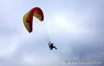 Paraglider stort neer in Affligem - De Standaard