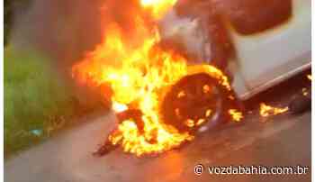 Ilha de Itaparica: Carro pega fogo próximo a Penha na BA-001; Assista - Voz da Bahia