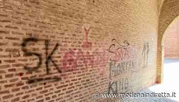 Carpi, imbrattati i muri di Palazzo dei Pio: pulire costerà 10mila euro - modenaindiretta.it