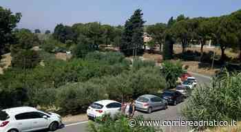 Pesaro, turisti e bagnanti in massa: San Bartolo ostaggio della sosta selvaggia - corriereadriatico.it