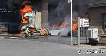 Vrachtwagen met stro volledig uitgebrand na weging in Wielsbeke - Het Laatste Nieuws