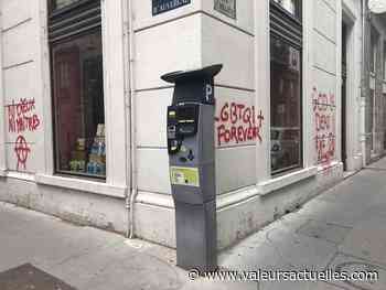 “LGBTQI+ forever”, “God is dead” : à Lyon, une librairie catholique recouverte de tags d'extrême gauche - Valeurs actuelles