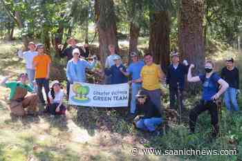 Volunteers continue the fight against invasive plants at UVic’s Queenswood campus - Saanich News
