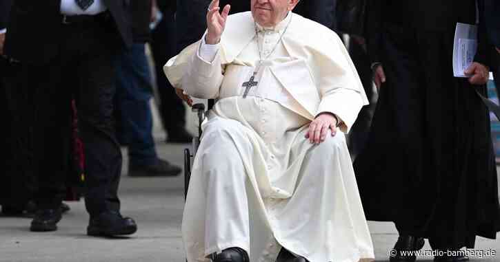 Papst Franziskus büxt im Rollstuhl aus