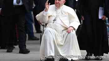 Papst Franziskus büxt im Rollstuhl aus