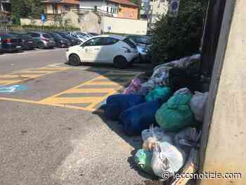 Malpensata, parcheggio per disabili coperto da una catasta di rifiuti - Lecco Notizie