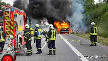 Sperrung Richtung Süden: VW-Bus brennt auf A1 bei Lensahn komplett aus - shz.de