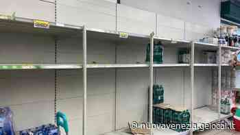 Caorle con i rubinetti a singhiozzo causa siccità: razionata l'acqua in spiaggia, prime proteste - La Nuova Venezia