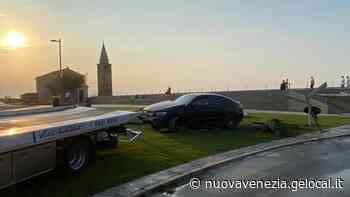 Caorle, finisce con l’auto sul prato del santuario della Madonna dell’Angelo - La Nuova Venezia