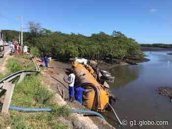 Caminhão limpa-fossas tomba e cai em rio de Natal - Globo.com